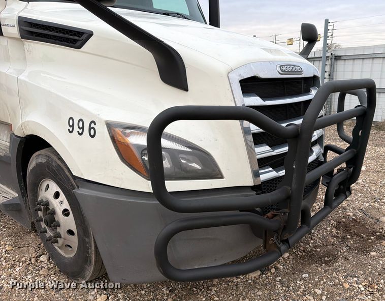 image for item YA1867 2019 Freightliner Cascadia semi truck