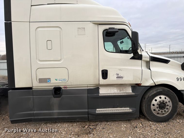 image for item YA1867 2019 Freightliner Cascadia semi truck