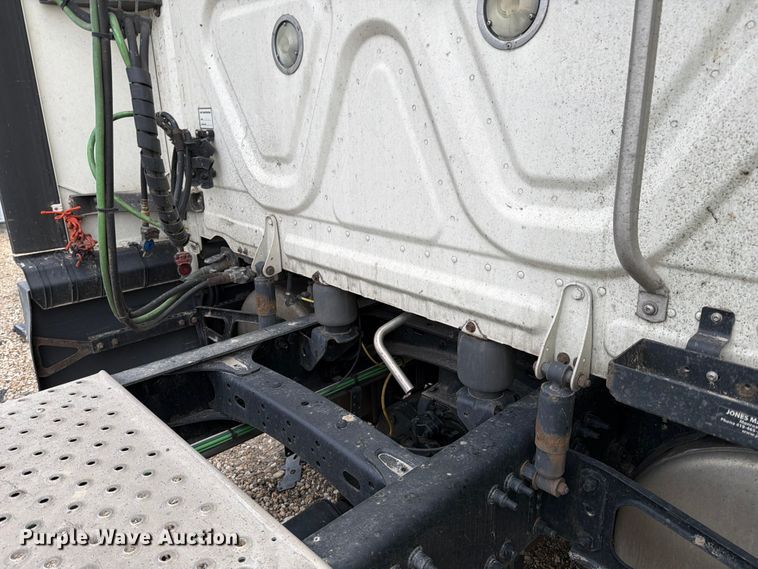 image for item YA1867 2019 Freightliner Cascadia semi truck