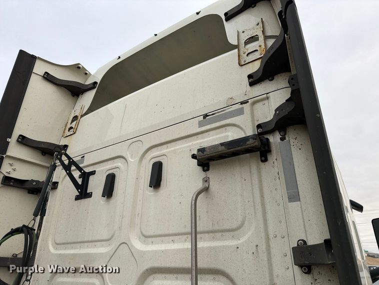 image for item YA1867 2019 Freightliner Cascadia semi truck