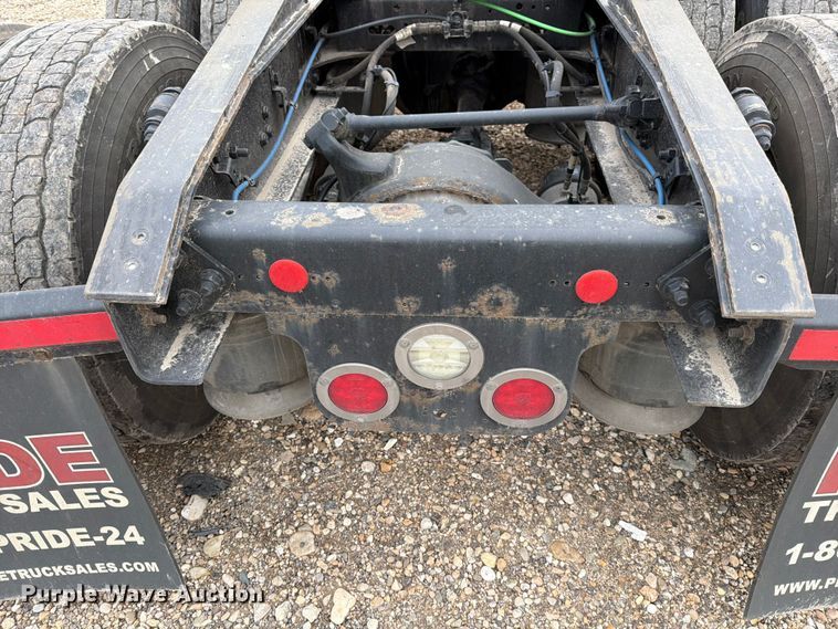 image for item YA1867 2019 Freightliner Cascadia semi truck