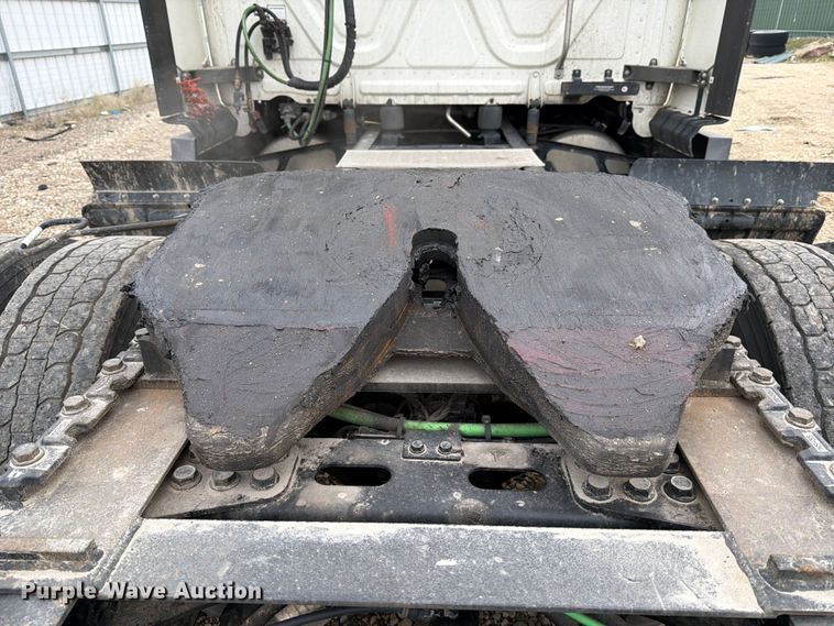 image for item YA1867 2019 Freightliner Cascadia semi truck