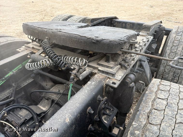 image for item YA1867 2019 Freightliner Cascadia semi truck