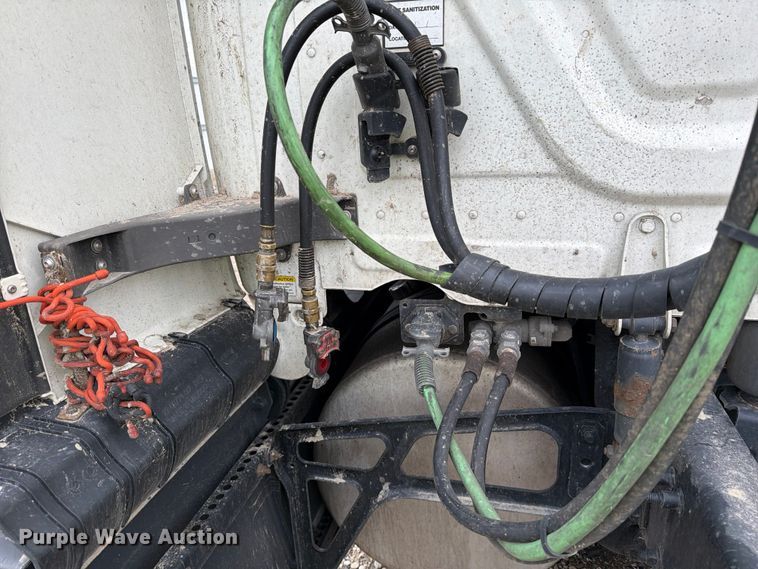 image for item YA1867 2019 Freightliner Cascadia semi truck