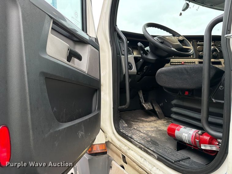 image for item YA1867 2019 Freightliner Cascadia semi truck