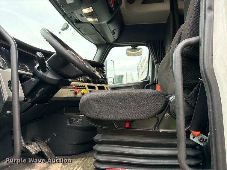 image for item YA1867 2019 Freightliner Cascadia semi truck