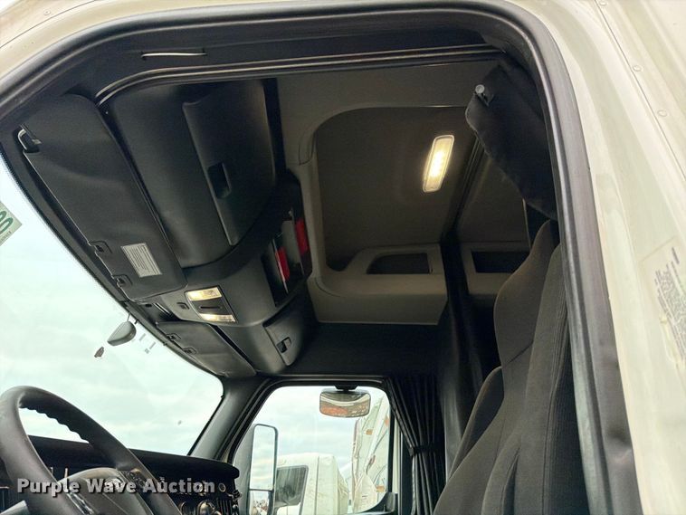 image for item YA1867 2019 Freightliner Cascadia semi truck