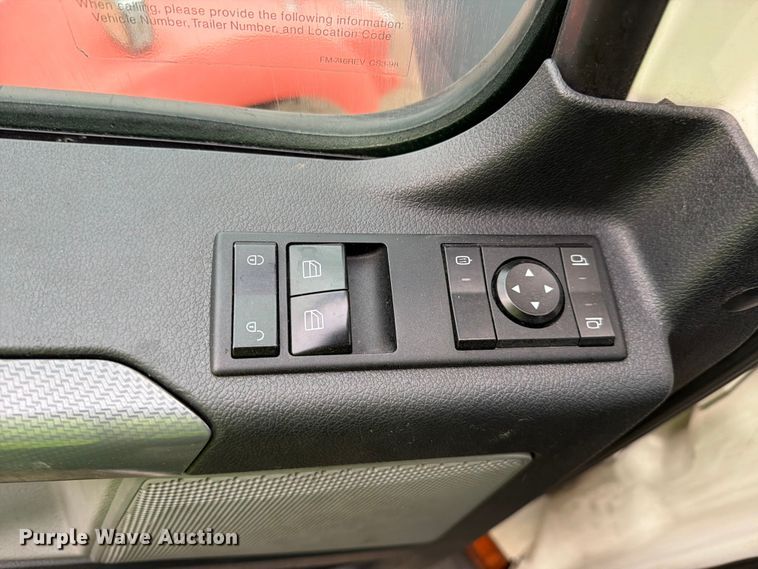 image for item YA1867 2019 Freightliner Cascadia semi truck