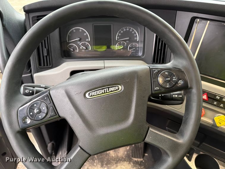 image for item YA1867 2019 Freightliner Cascadia semi truck