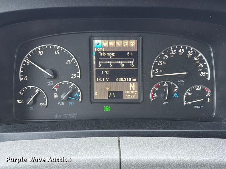 image for item YA1867 2019 Freightliner Cascadia semi truck