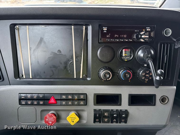 image for item YA1867 2019 Freightliner Cascadia semi truck