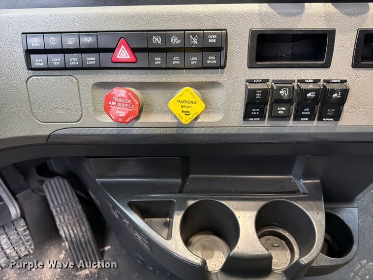 image for item YA1867 2019 Freightliner Cascadia semi truck