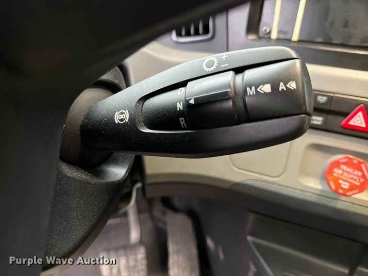 image for item YA1867 2019 Freightliner Cascadia semi truck