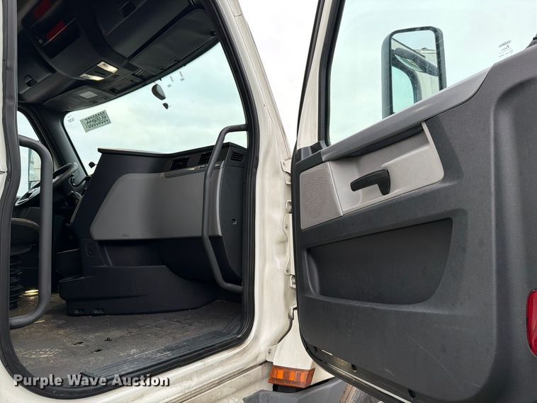 image for item YA1867 2019 Freightliner Cascadia semi truck