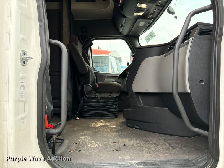 image for item YA1867 2019 Freightliner Cascadia semi truck