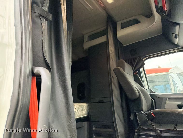 image for item YA1867 2019 Freightliner Cascadia semi truck