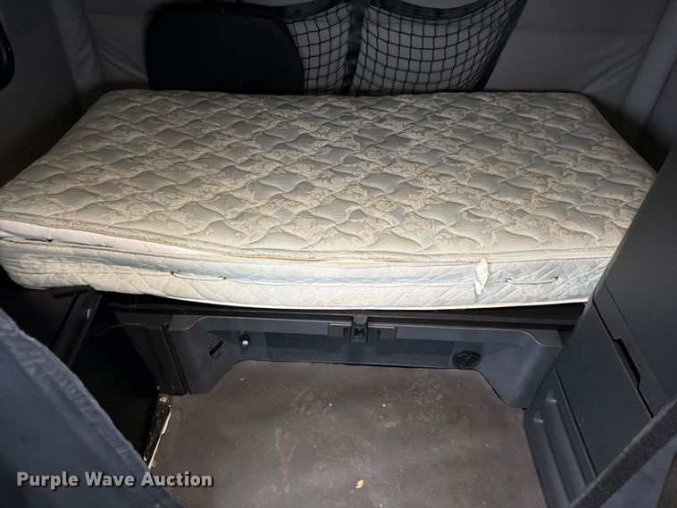 image for item YA1867 2019 Freightliner Cascadia semi truck