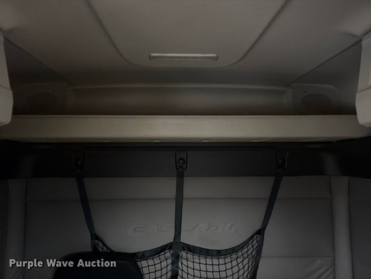 image for item YA1867 2019 Freightliner Cascadia semi truck