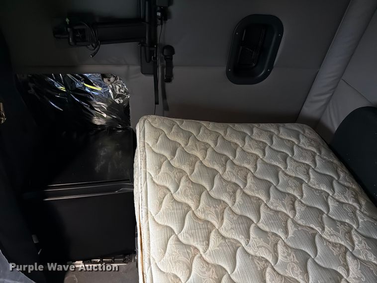 image for item YA1867 2019 Freightliner Cascadia semi truck