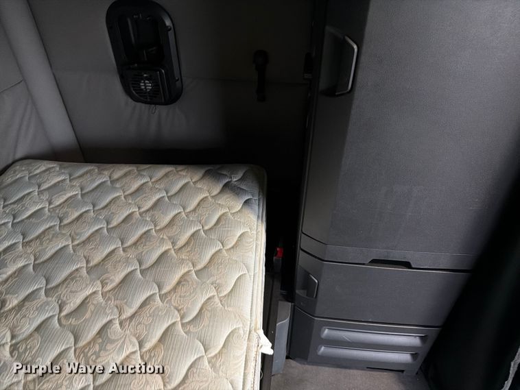 image for item YA1867 2019 Freightliner Cascadia semi truck