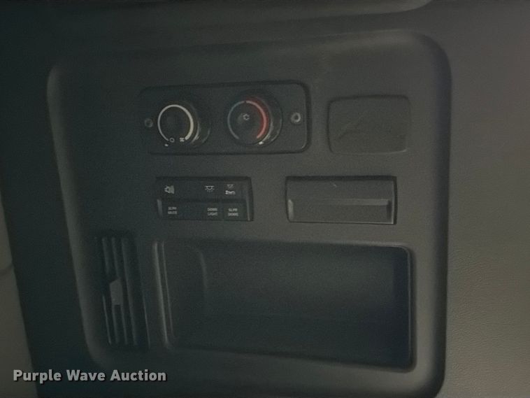 image for item YA1867 2019 Freightliner Cascadia semi truck