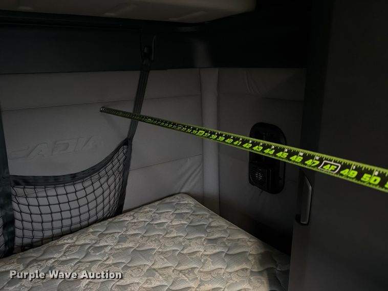 image for item YA1867 2019 Freightliner Cascadia semi truck