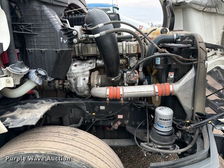 image for item YA1867 2019 Freightliner Cascadia semi truck