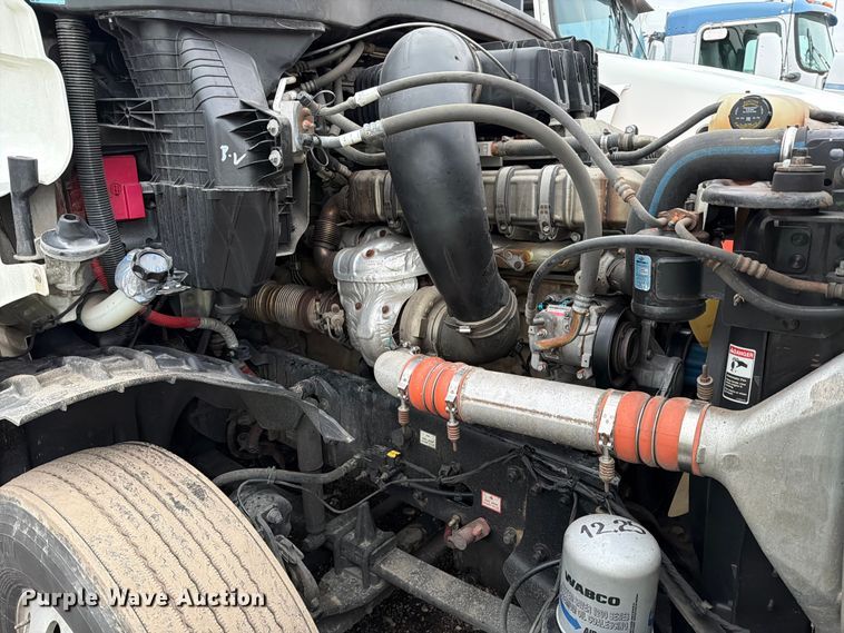 image for item YA1867 2019 Freightliner Cascadia semi truck