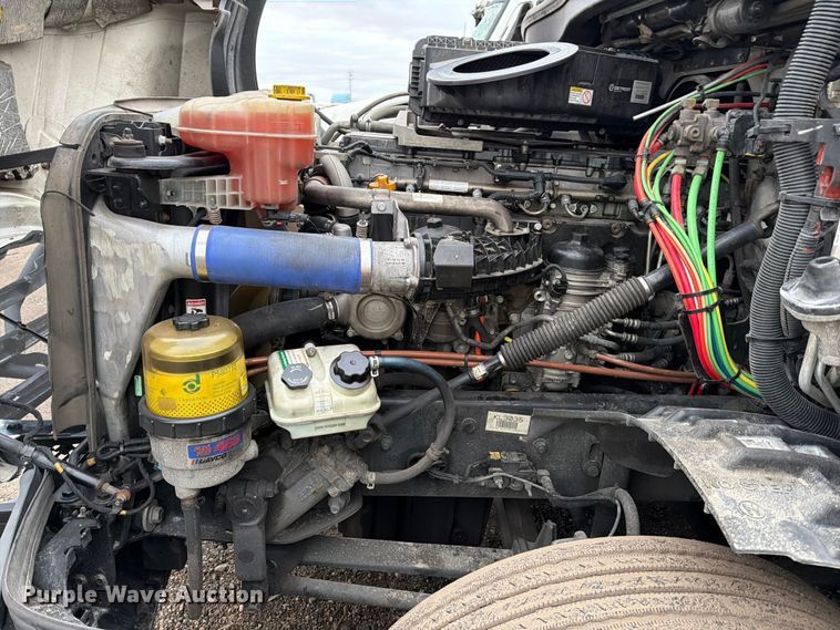 image for item YA1867 2019 Freightliner Cascadia semi truck