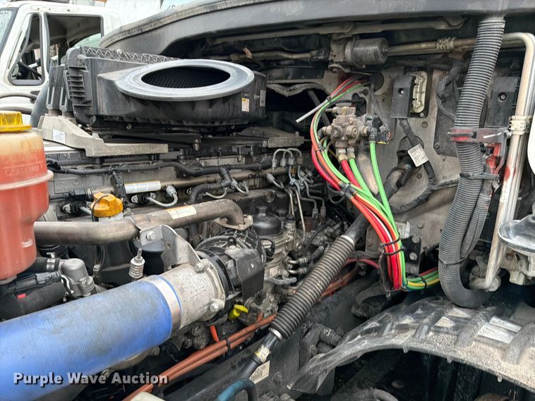 image for item YA1867 2019 Freightliner Cascadia semi truck