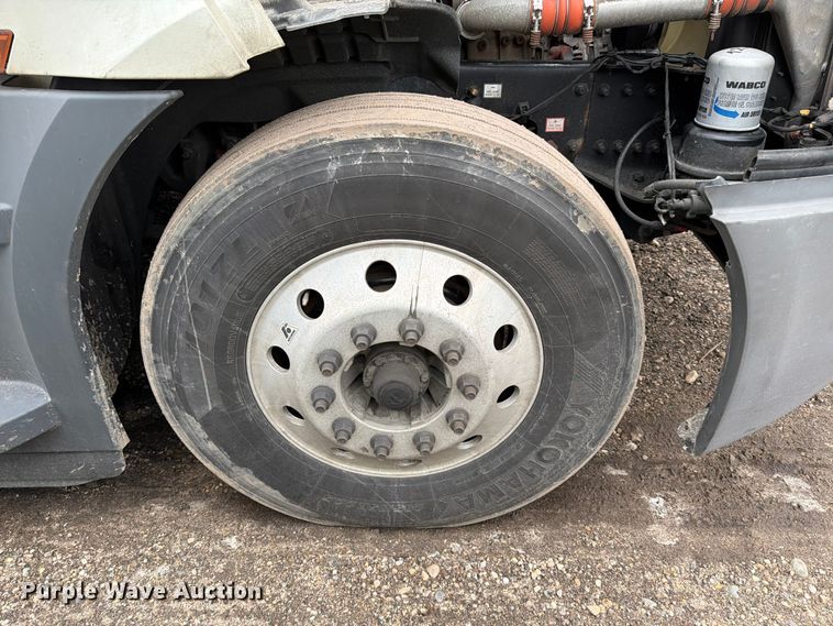 image for item YA1867 2019 Freightliner Cascadia semi truck