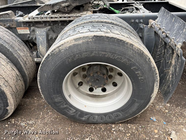 image for item YA1867 2019 Freightliner Cascadia semi truck