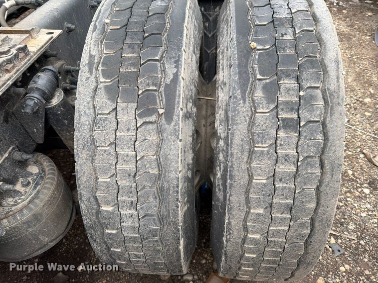 image for item YA1867 2019 Freightliner Cascadia semi truck