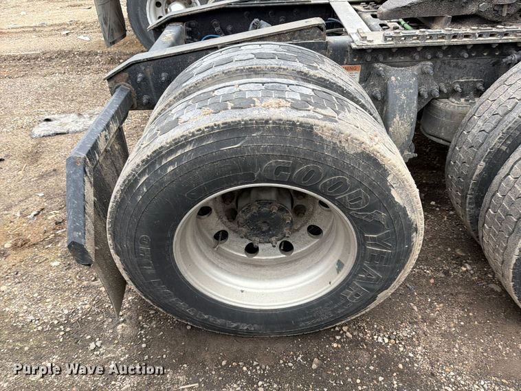 image for item YA1867 2019 Freightliner Cascadia semi truck