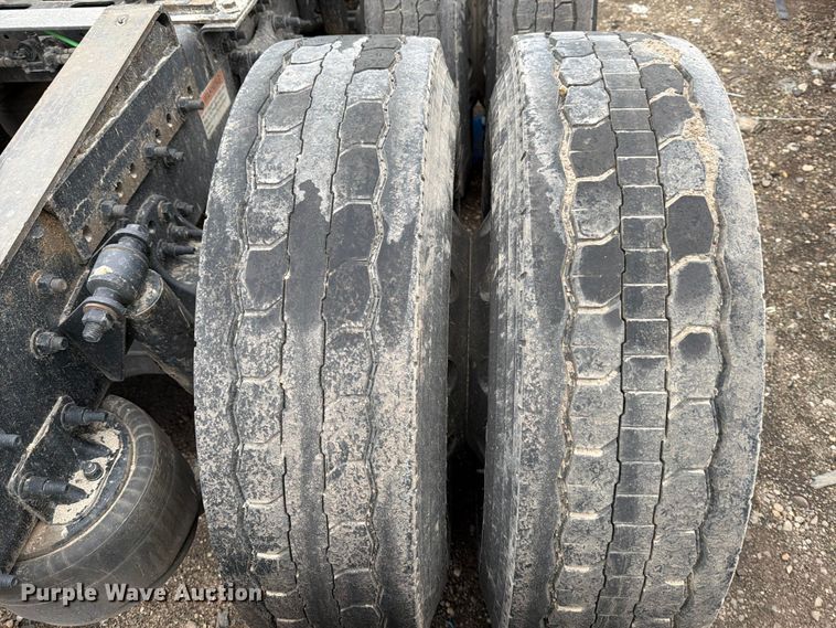 image for item YA1867 2019 Freightliner Cascadia semi truck