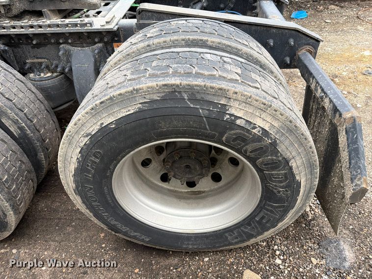 image for item YA1867 2019 Freightliner Cascadia semi truck