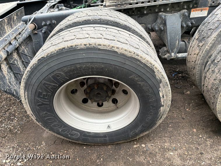 image for item YA1867 2019 Freightliner Cascadia semi truck