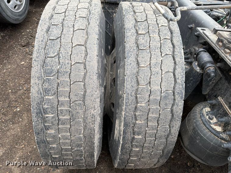 image for item YA1867 2019 Freightliner Cascadia semi truck