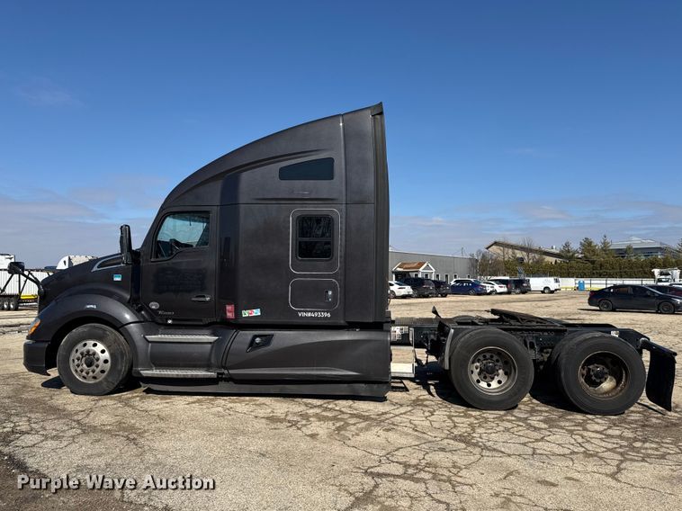 image for item YA2022 2022 Kenworth T680 semi truck