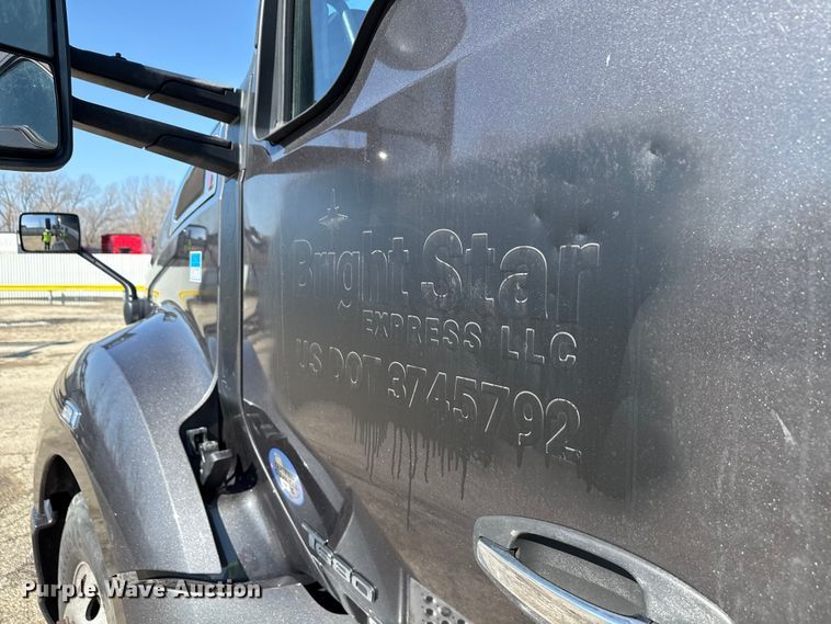 image for item YA2022 2022 Kenworth T680 semi truck