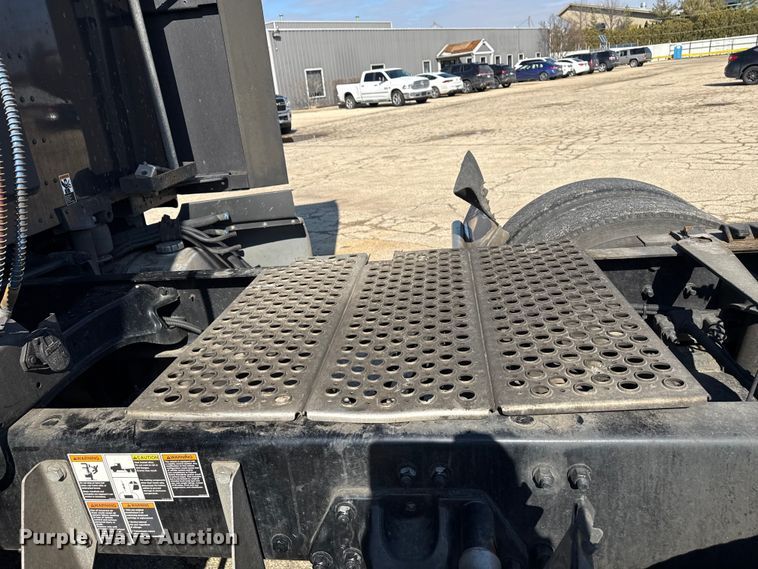 image for item YA2022 2022 Kenworth T680 semi truck