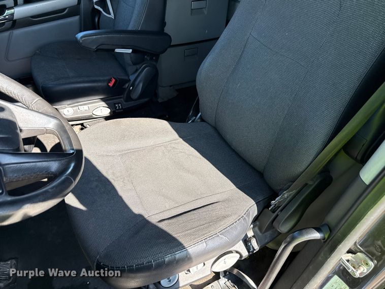 image for item YA2022 2022 Kenworth T680 semi truck