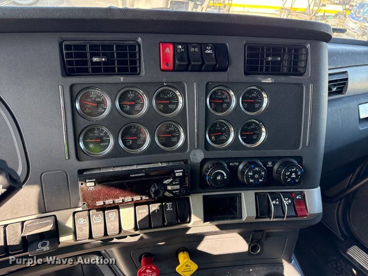 image for item YA2022 2022 Kenworth T680 semi truck