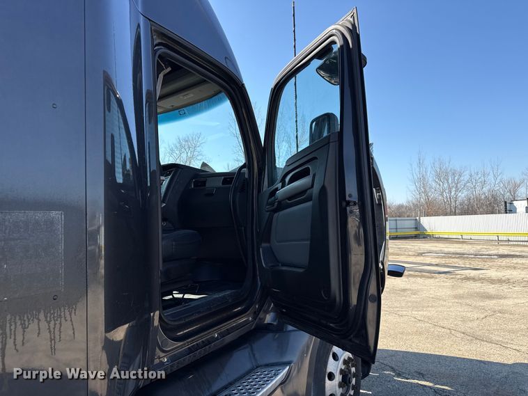 image for item YA2022 2022 Kenworth T680 semi truck