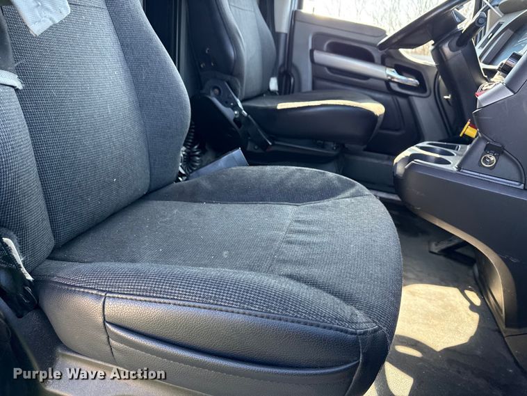 image for item YA2022 2022 Kenworth T680 semi truck