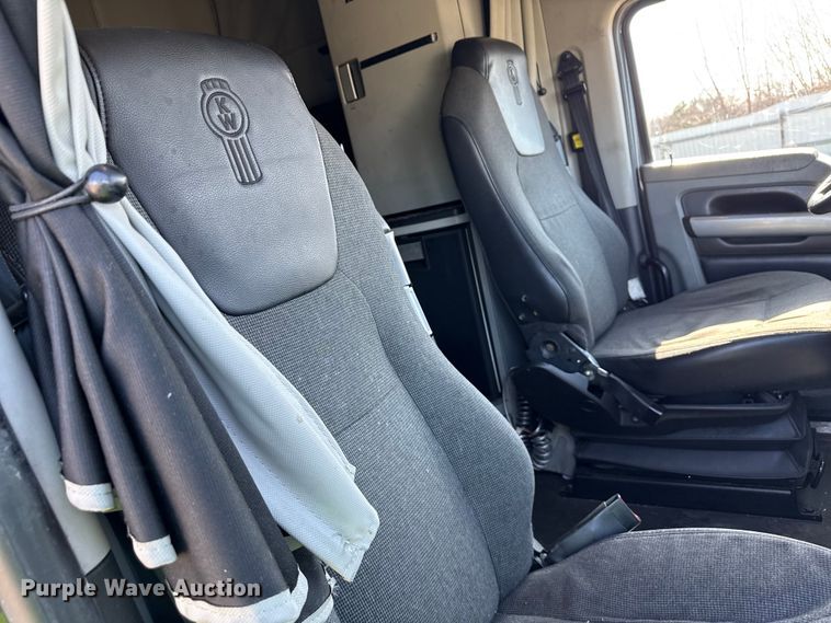 image for item YA2022 2022 Kenworth T680 semi truck