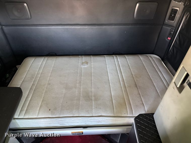 image for item YA2022 2022 Kenworth T680 semi truck