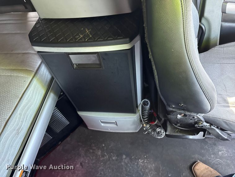 image for item YA2022 2022 Kenworth T680 semi truck