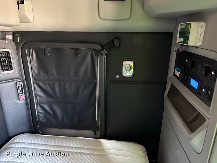 image for item YA2022 2022 Kenworth T680 semi truck