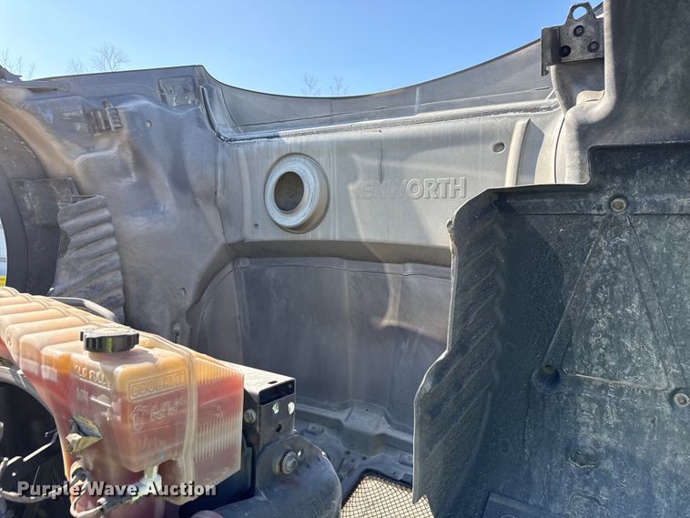 image for item YA2022 2022 Kenworth T680 semi truck